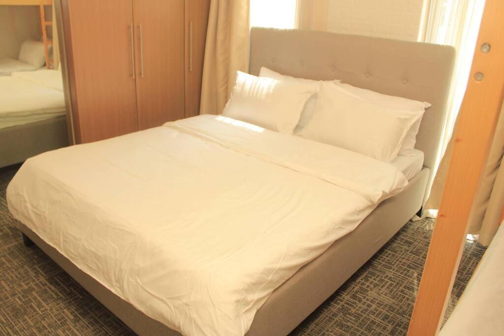 A2J Luxury 1Br Balcony Suite Near Venice Mall Bgc Манила Екстериор снимка