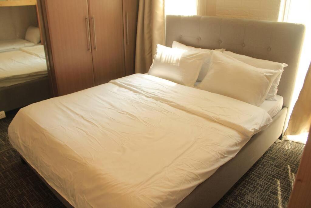 A2J Luxury 1Br Balcony Suite Near Venice Mall Bgc Манила Екстериор снимка