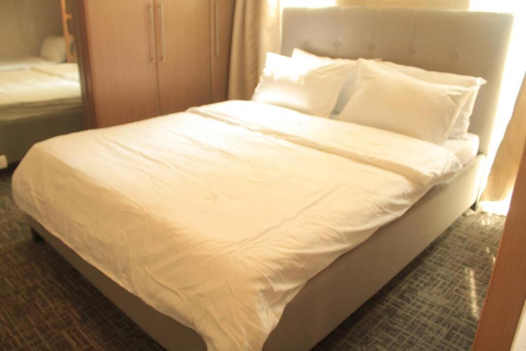 A2J Luxury 1Br Balcony Suite Near Venice Mall Bgc Манила Екстериор снимка
