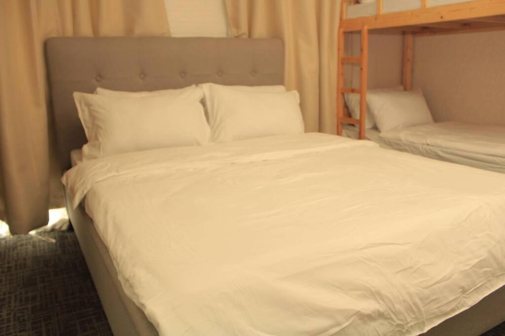 A2J Luxury 1Br Balcony Suite Near Venice Mall Bgc Манила Екстериор снимка