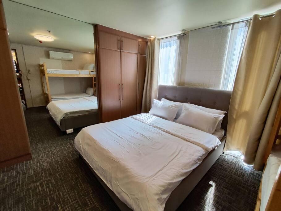 A2J Luxury 1Br Balcony Suite Near Venice Mall Bgc Манила Екстериор снимка